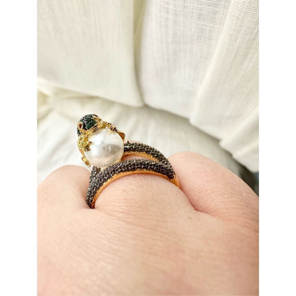 Frog hugging pearl ring - Picture 2 of 8
